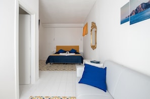 Habitación triple clásica | Ropa de cama hipoalergénica y caja de seguridad en la habitación 