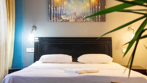 Desk, soundproofing, WiFi (free), bed sheets - Milena Suites (Istanbul)