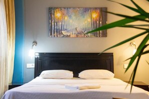 Een bureau, geluiddichte muren, gratis wifi, beddengoed