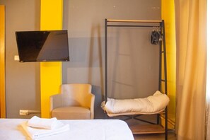 Chambre de base double | Aire de séjour | Téléviseur ACL