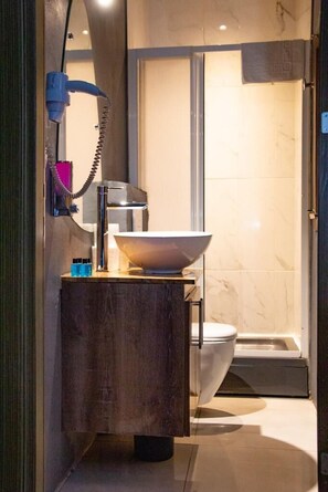 Standard Triple Room | Bathroom - Milena Suites (Istanbul)