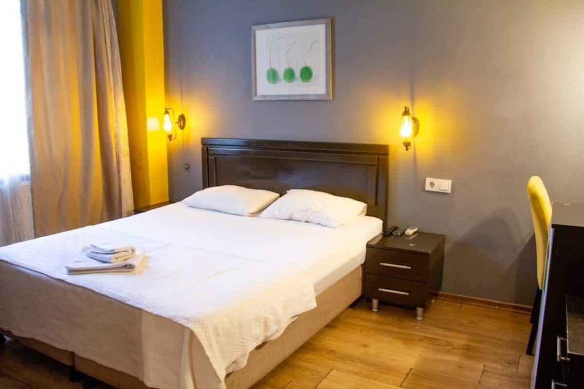 Desk, soundproofing, free WiFi, bed sheets