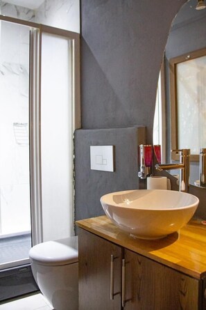 Eenvoudige tweepersoonskamer | Badkamer | Een douche, gratis toiletartikelen, een haardroger, pantoffels