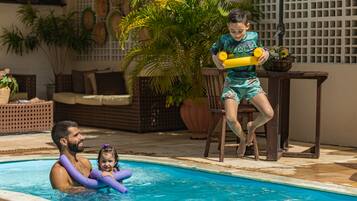 Piscina interna, funciona das 8h às 20h, espreguiçadeiras