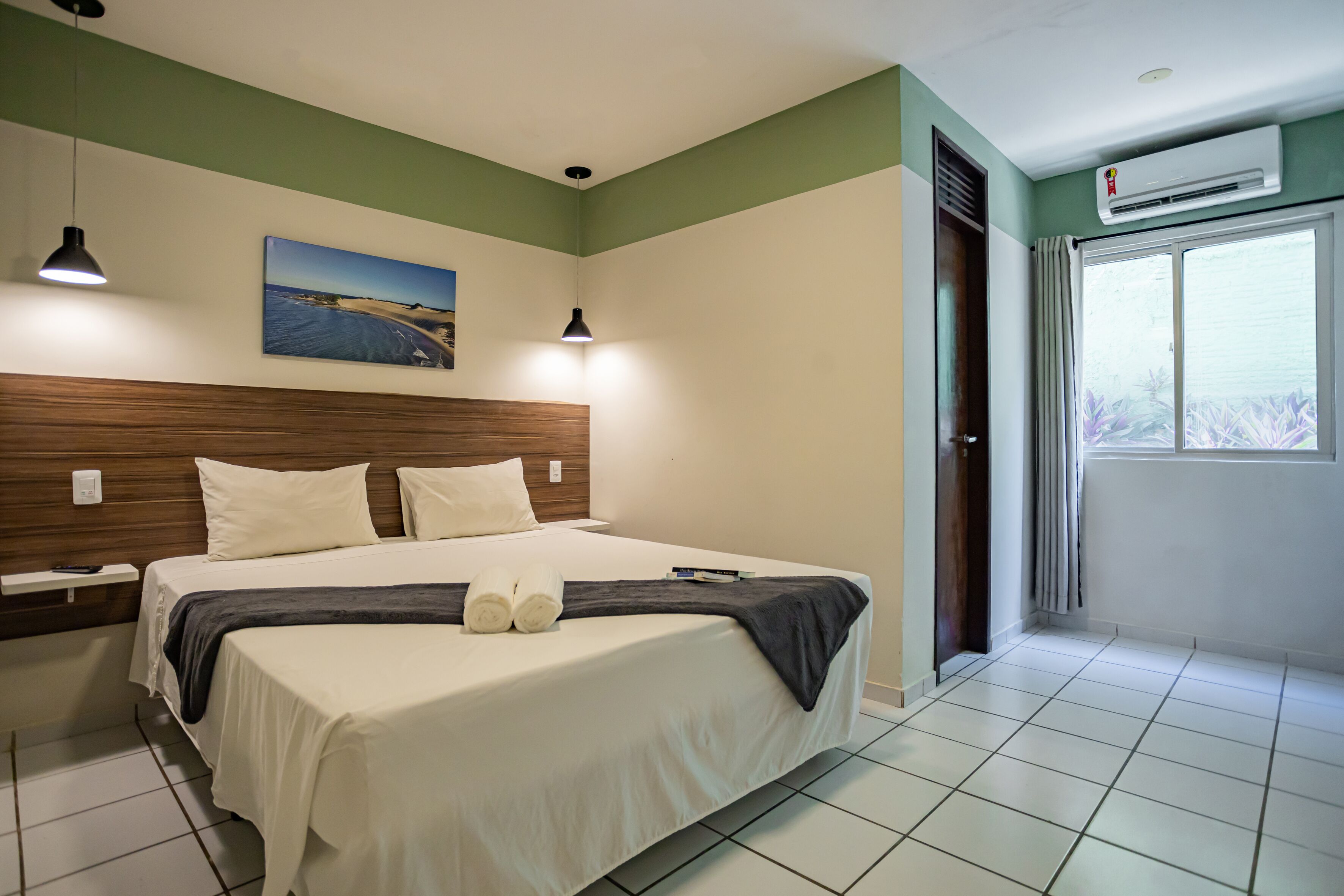 Minibar, escritorio, cortinas blackout y tabla de planchar con plancha 