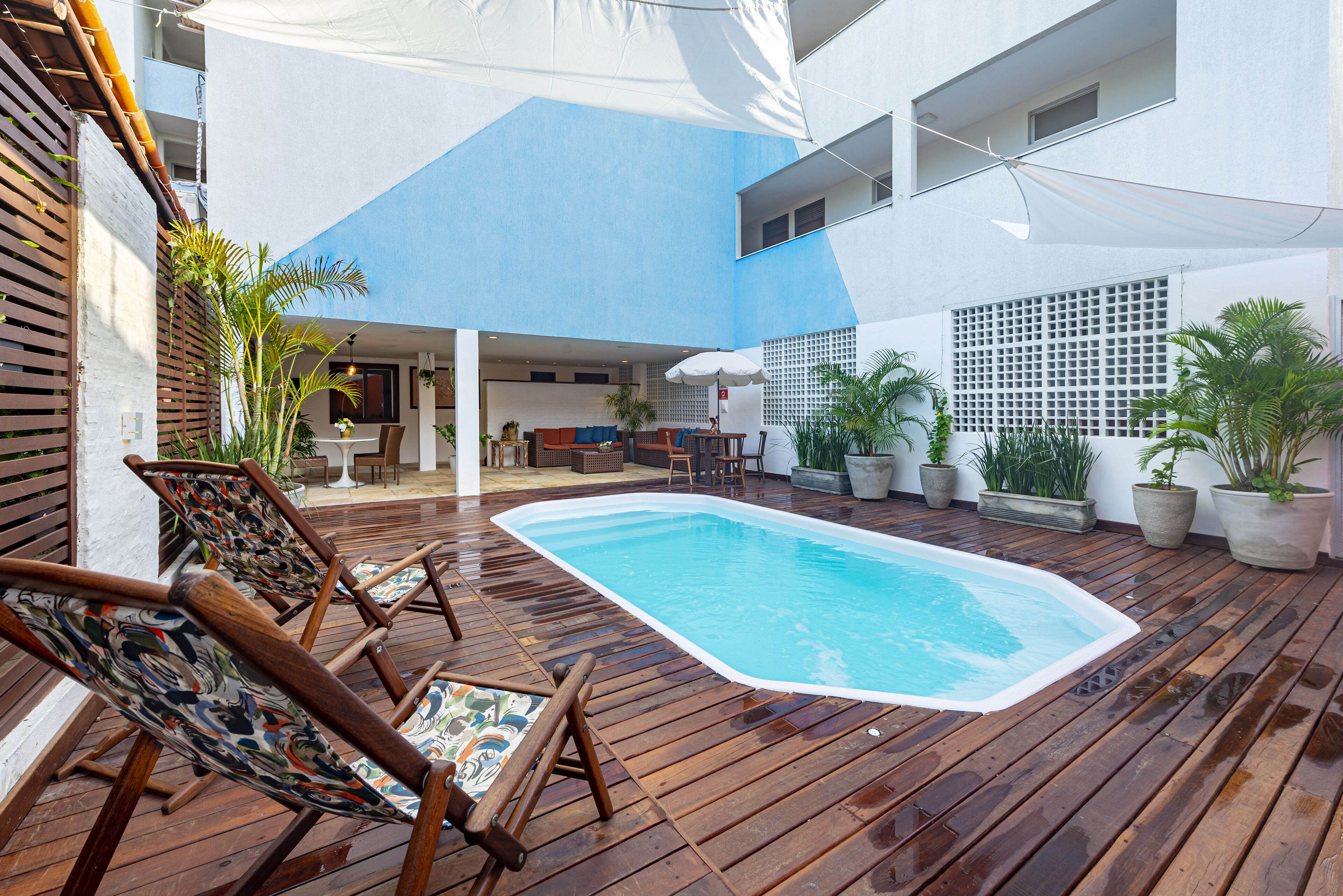 Piscina interna, funciona das 8h às 20h, espreguiçadeiras