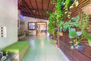 40-tums platt-tv med kabelkanaler och tv