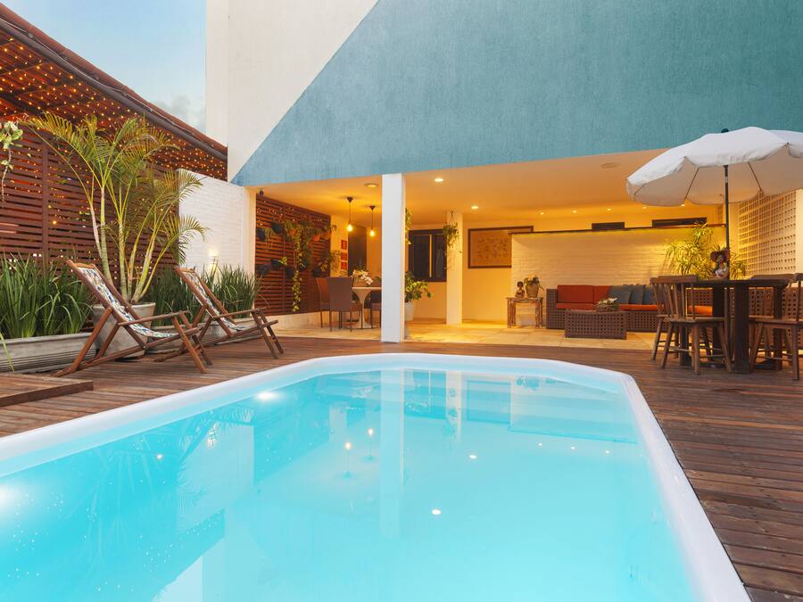 Innenpool, geöffnet von 08:00 Uhr bis 20:00 Uhr, LiegestĂŒhle