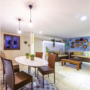 En 40-tommers Flatskjerm-TV med kabel-kanaler samt TV