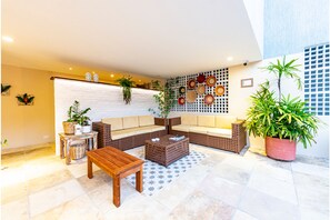 En 40-tommers Flatskjerm-TV med kabel-kanaler samt TV