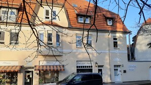 A building with a sign for 'Blumen' and 'Taferschule Stricker'. - Ferienwohnung Stricker Bad Sachsa (Bad Sachsa)