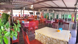 Breakfast, lunch, dinner served; Thai cuisine