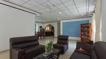 Habitación básica doble | Área de sala de estar