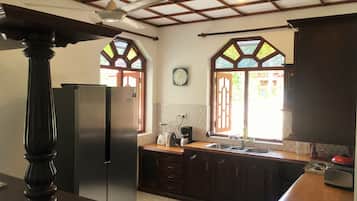 Habitación Deluxe | Instalaciones de cocina compartida | Refrigerador, tostadora y utensilios de cocina