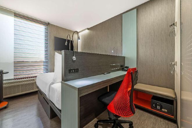 Premium bedding, in-room safe, blackout drapes, free WiFi