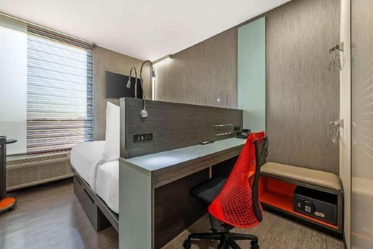 Premium bedding, in-room safe, blackout curtains, free WiFi
