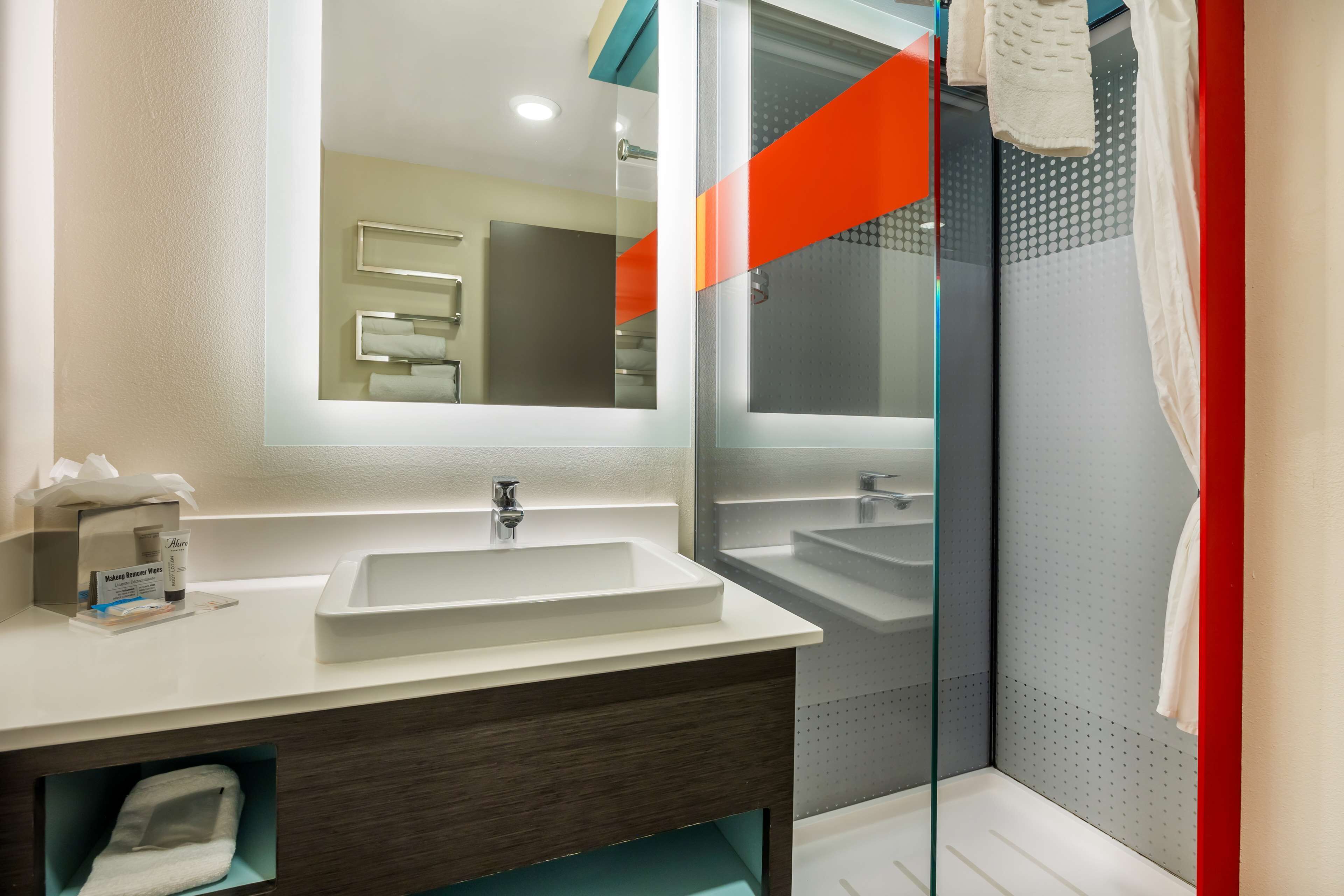 standard room, 1 king bed, non smoking, refrigerator (with sofabed) | bathroom | shower, rainfall showerhead, designer toiletries, hair dryer