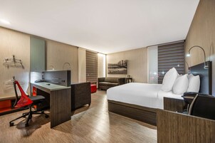 Ropa de cama de alta calidad y caja de seguridad en la habitación 