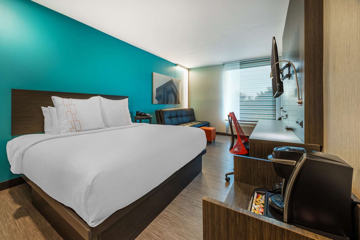 Standard Room, 1 King Bed, Non Smoking, Refrigerator (with Sofabed) | Premium bedding, in-room safe, blackout drapes, free WiFi