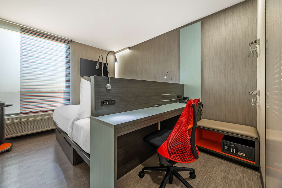 Signature Room, 1 King Bed, Non Smoking | Premium bedding, in-room safe, blackout drapes, free WiFi