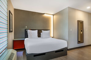 Standard Room, 1 King Bed, Non Smoking, Balcony | Premium bedding, in-room safe, blackout drapes, free WiFi