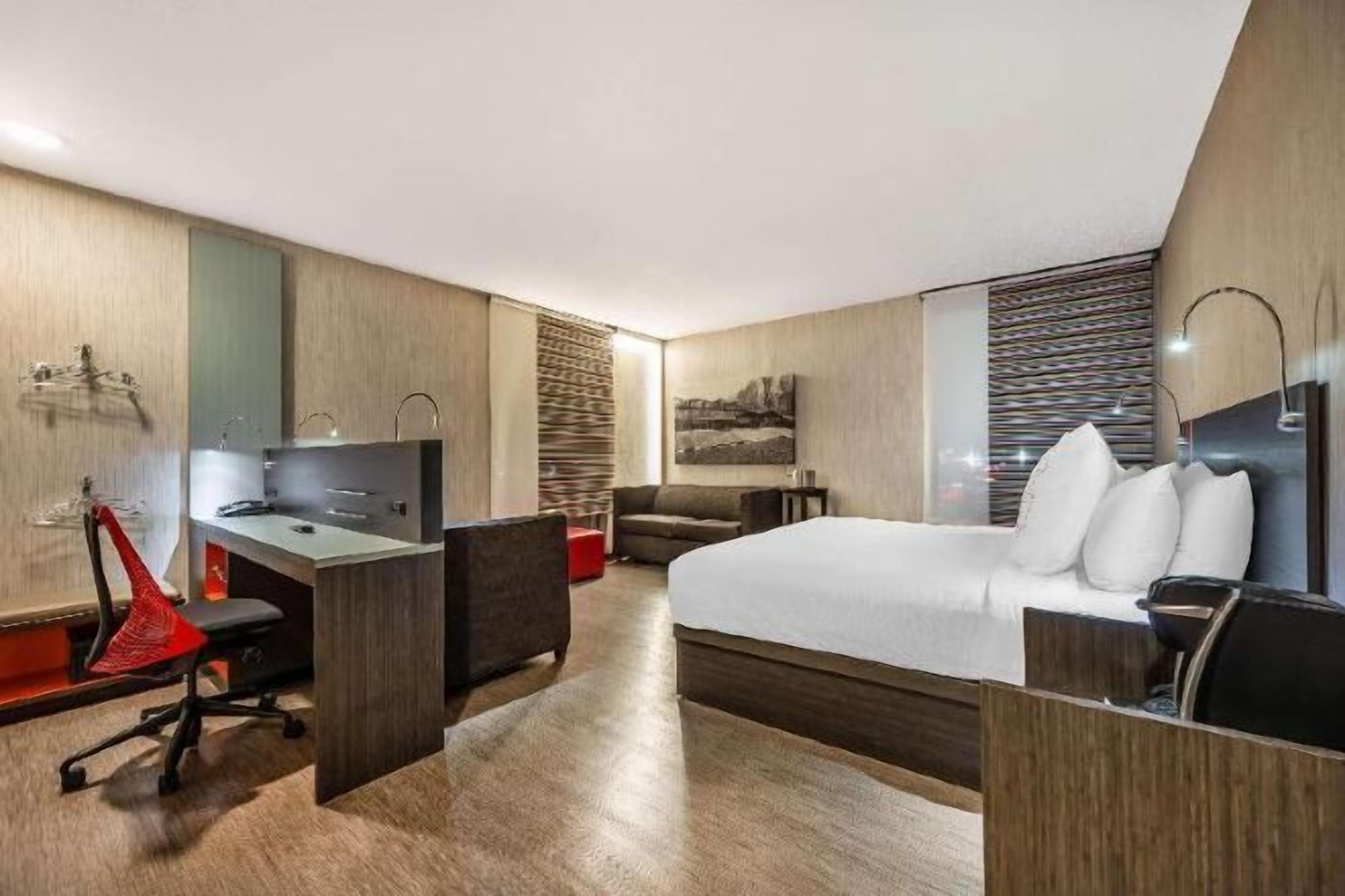 Ropa de cama de alta calidad y caja de seguridad en la habitación 