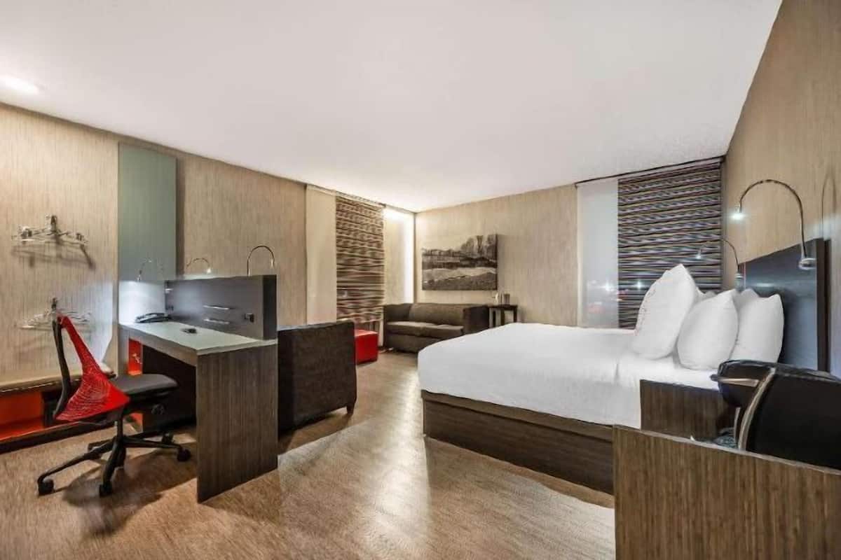 Premium bedding, in-room safe, blackout drapes, free WiFi