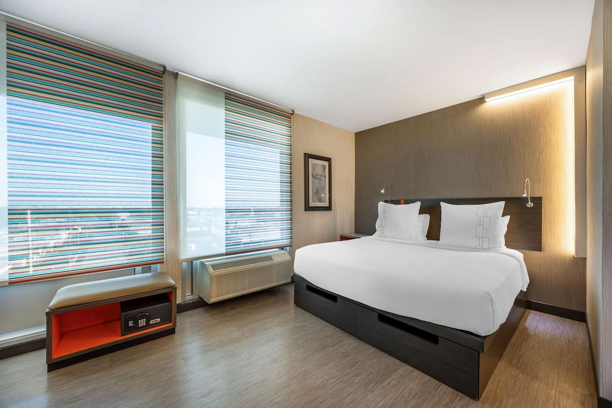 Premium bedding, in-room safe, blackout curtains, free WiFi