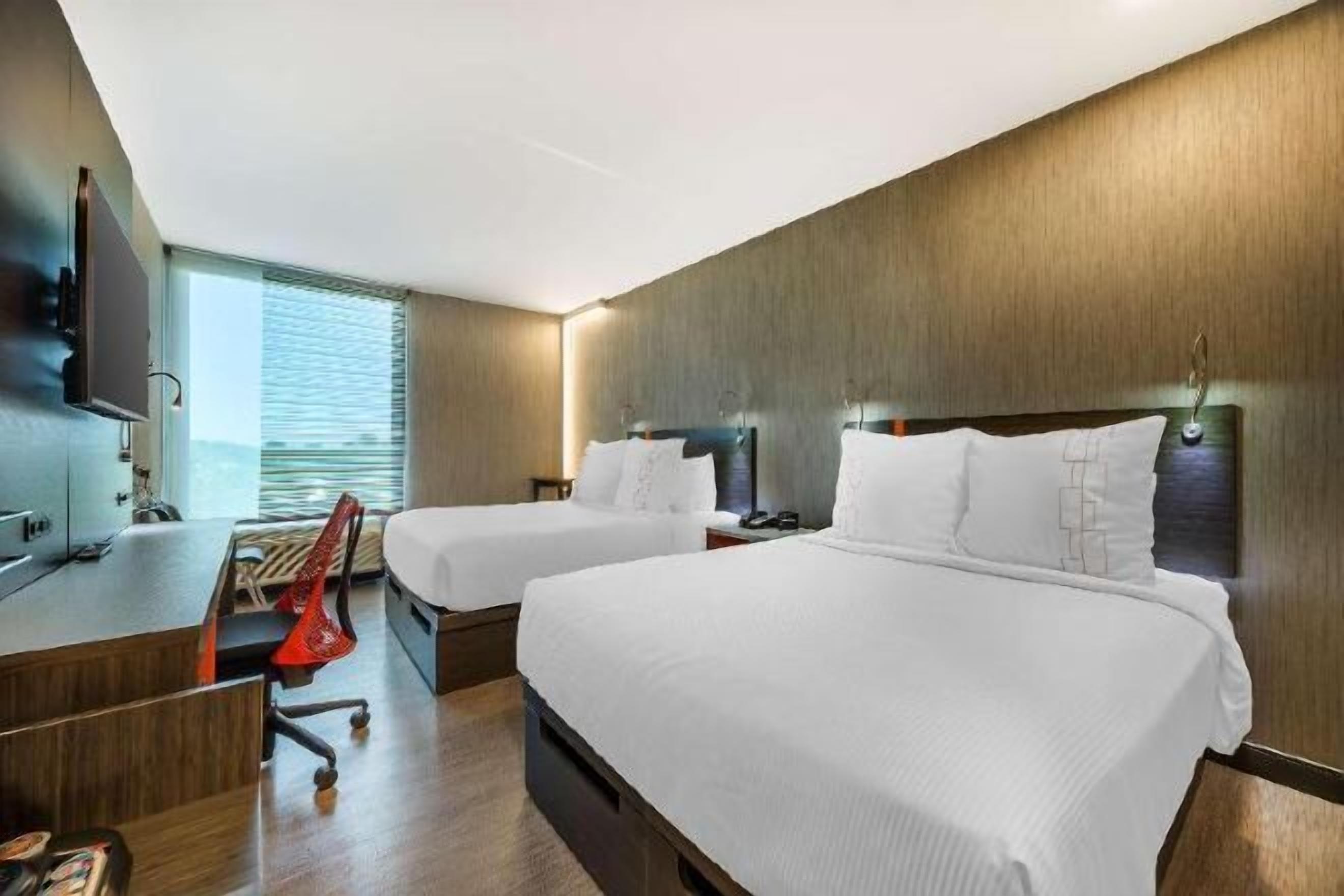 Ropa de cama de alta calidad y caja de seguridad en la habitación 