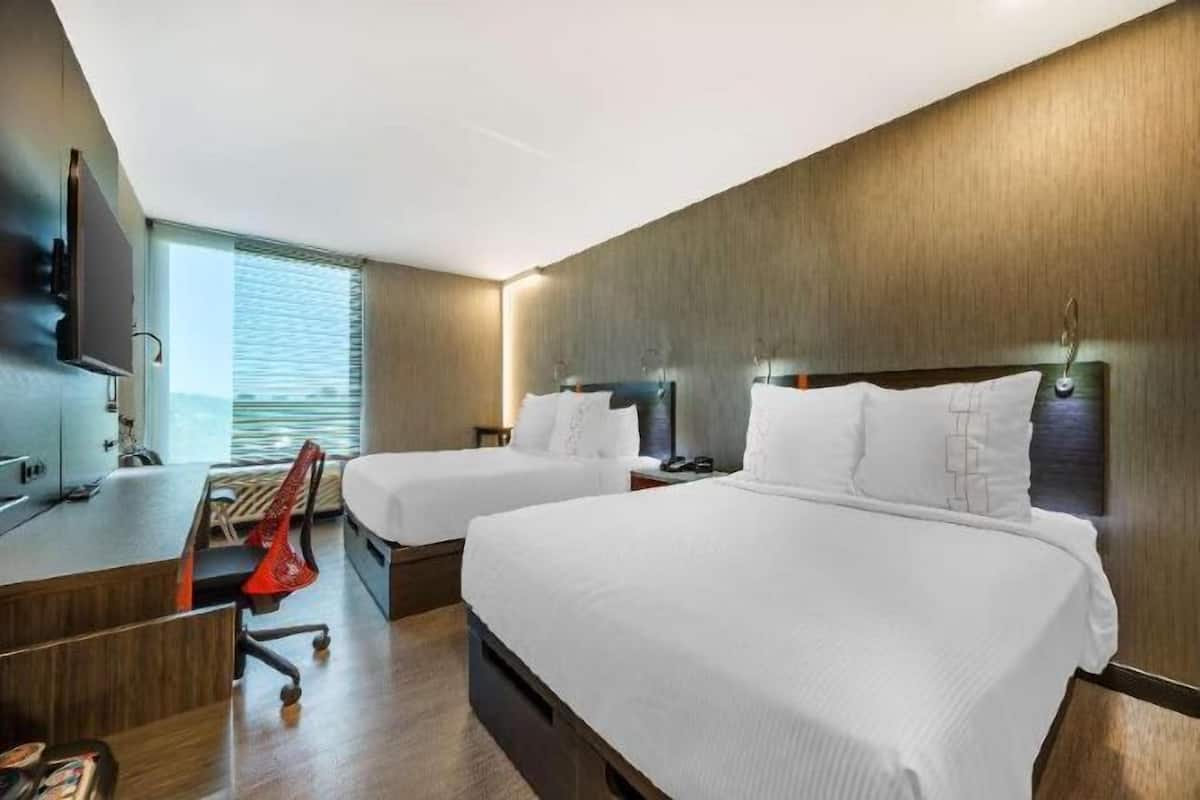 Premium bedding, in-room safe, blackout drapes, free WiFi