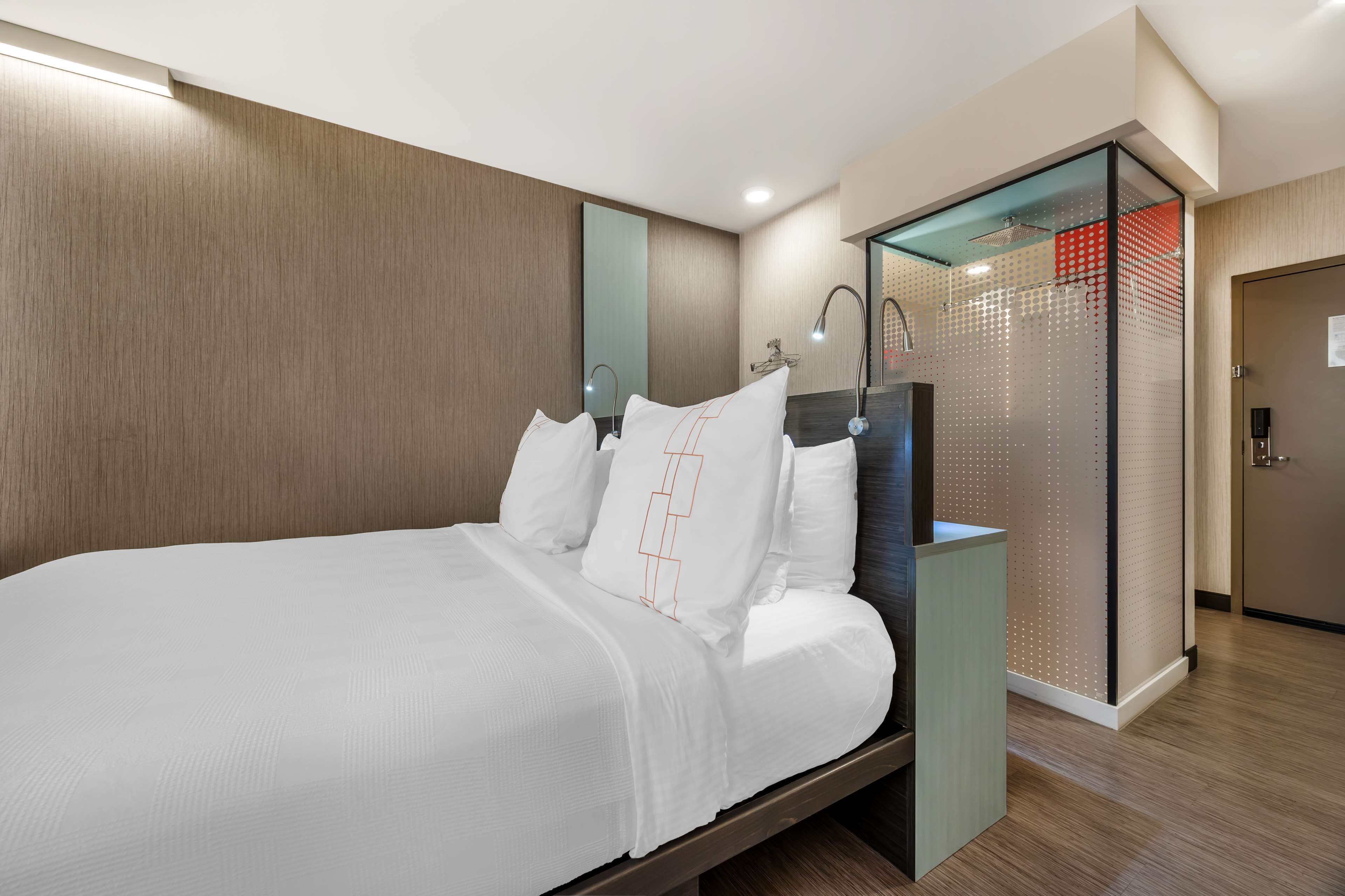 Signature Room, 1 King Bed, Non Smoking