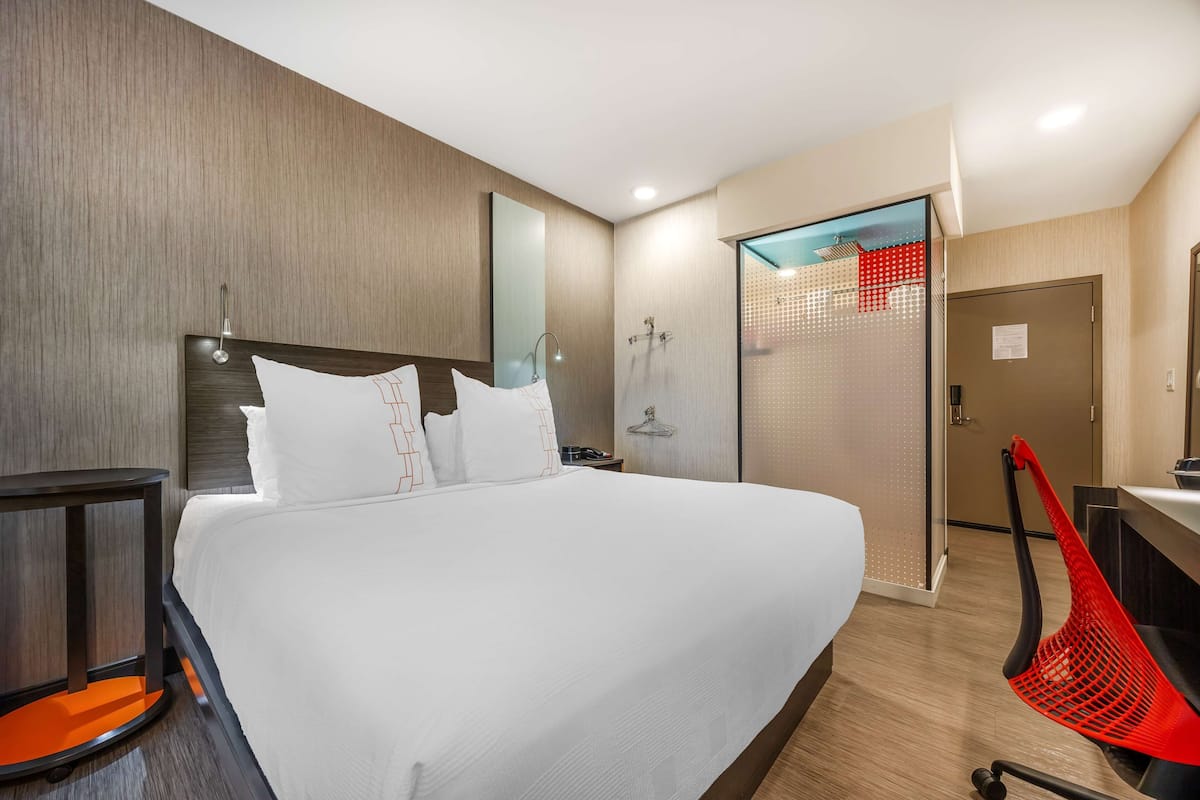 Standard Room, 1 King Bed, Non Smoking | Premium bedding, in-room safe, blackout drapes, free WiFi