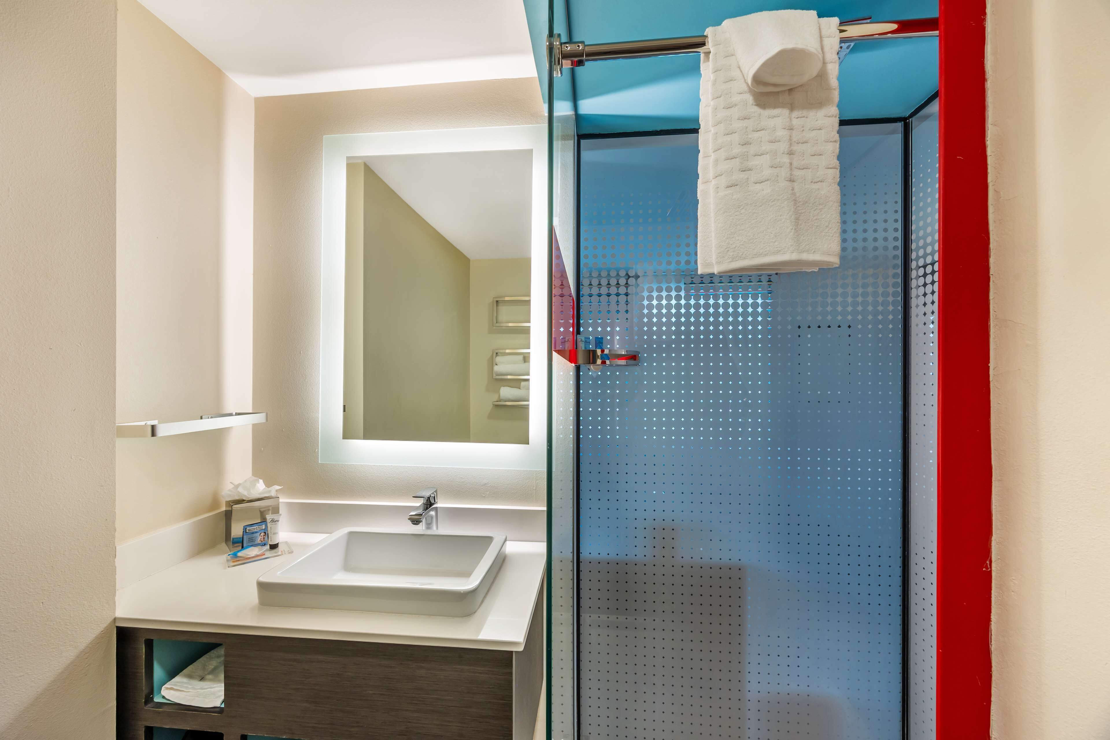 standard room, 1 king bed, non smoking, balcony | bathroom | shower, rainfall showerhead, designer toiletries, hair dryer