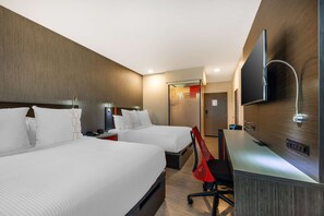 Ropa de cama de alta calidad y caja de seguridad en la habitación 