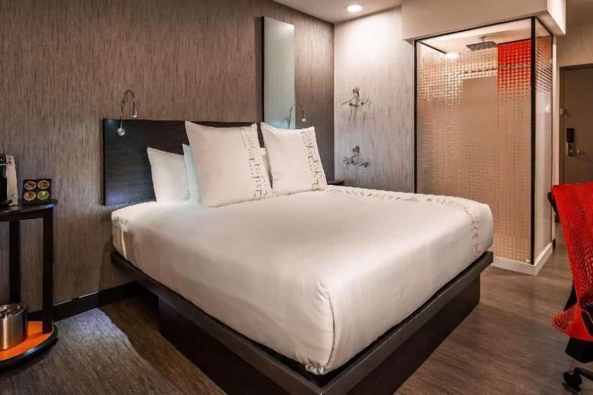 Premium bedding, in-room safe, blackout drapes, free WiFi