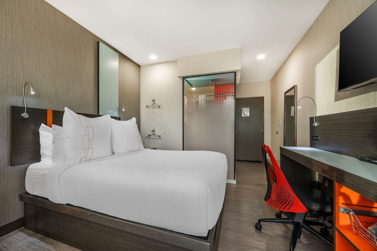 Standard Room, 1 Queen Bed, Non Smoking | Premium bedding, in-room safe, blackout drapes, free WiFi