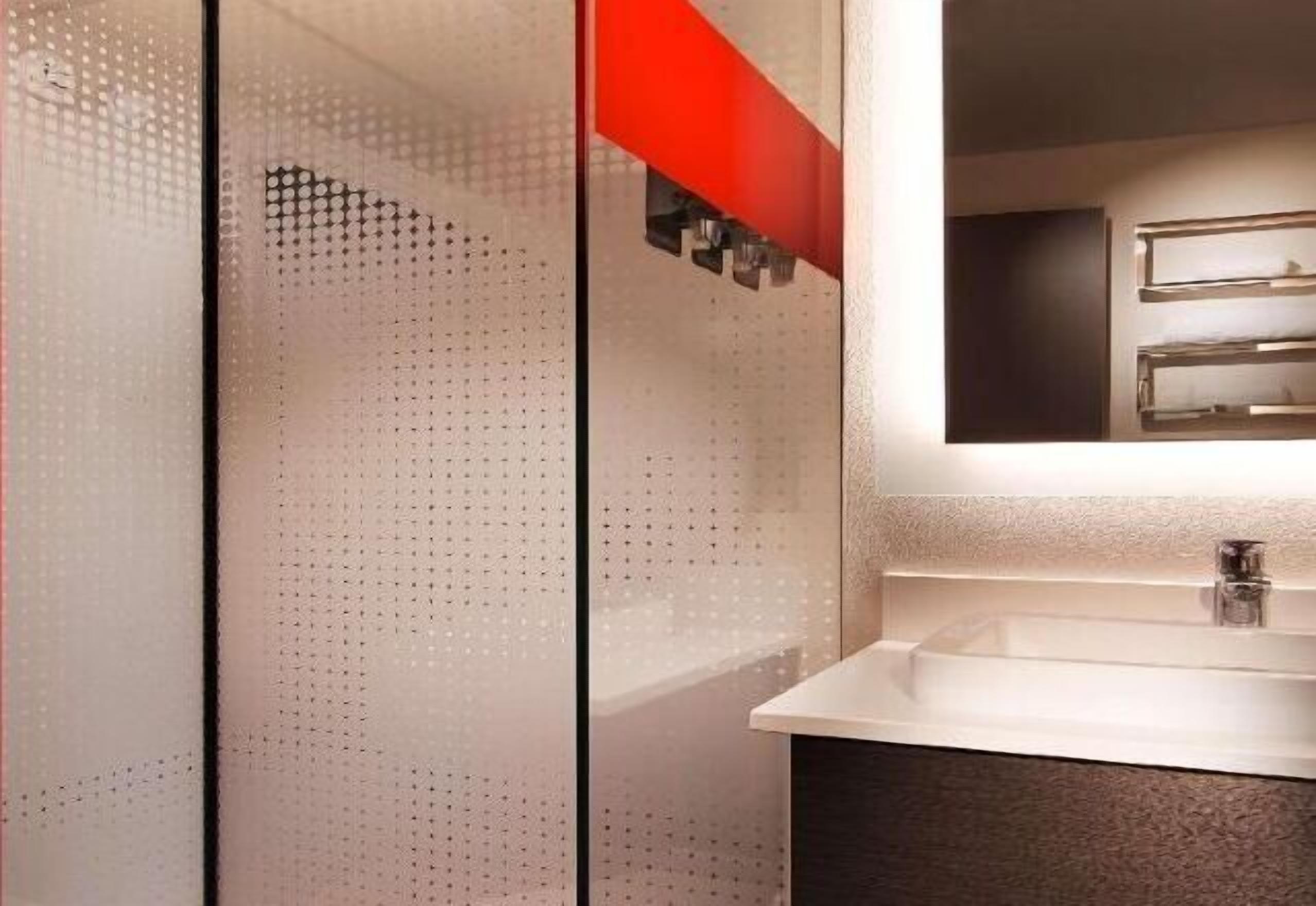 Regadera, regadera tipo lluvia, amenidades de baño de diseñador 