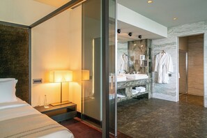 Suíte presidencial | Roupas de cama premium, frigobar, cofres nos quartos, escrivaninha