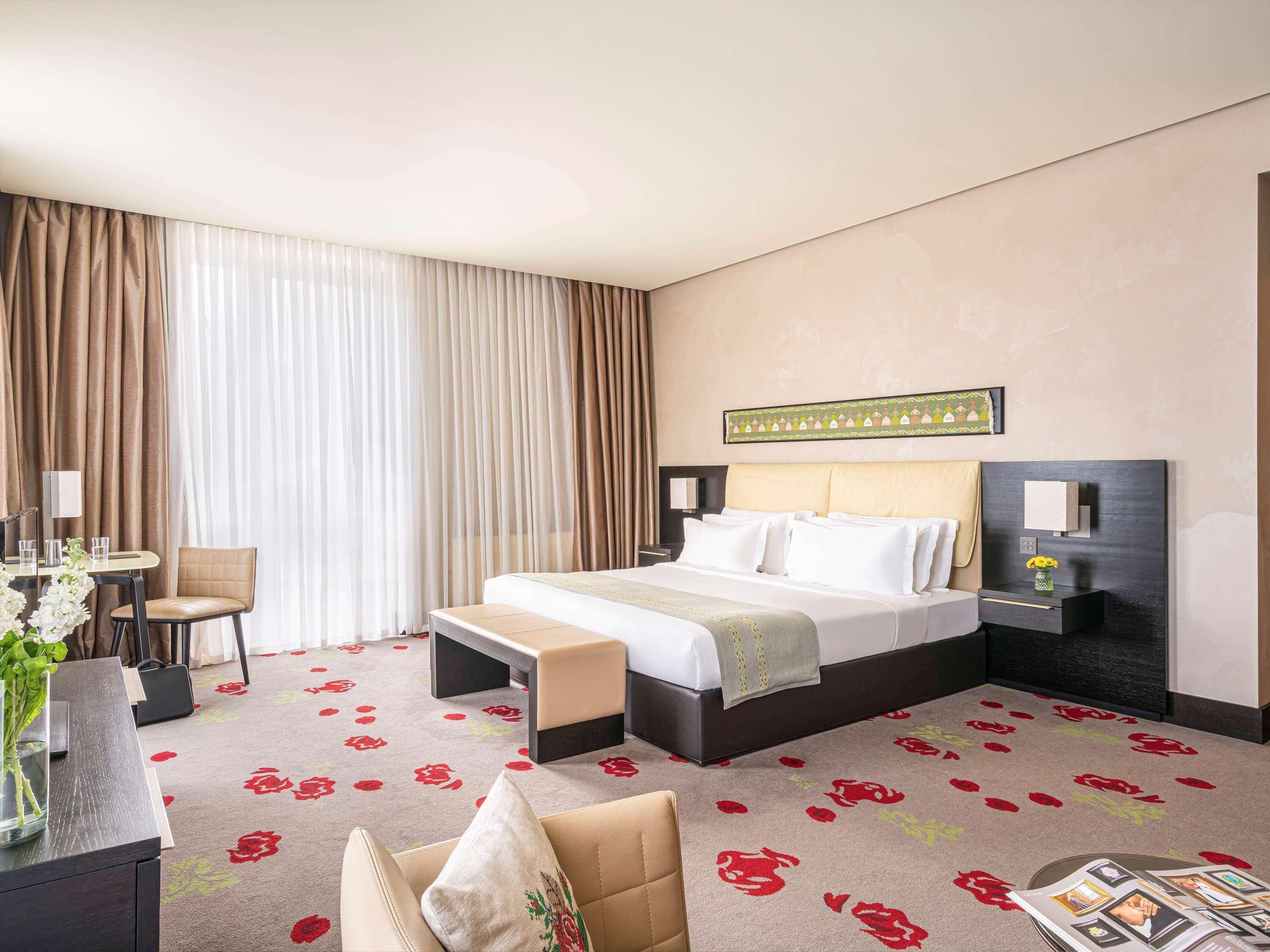 Seprai premium, minibar, brankas, dan kedap suara