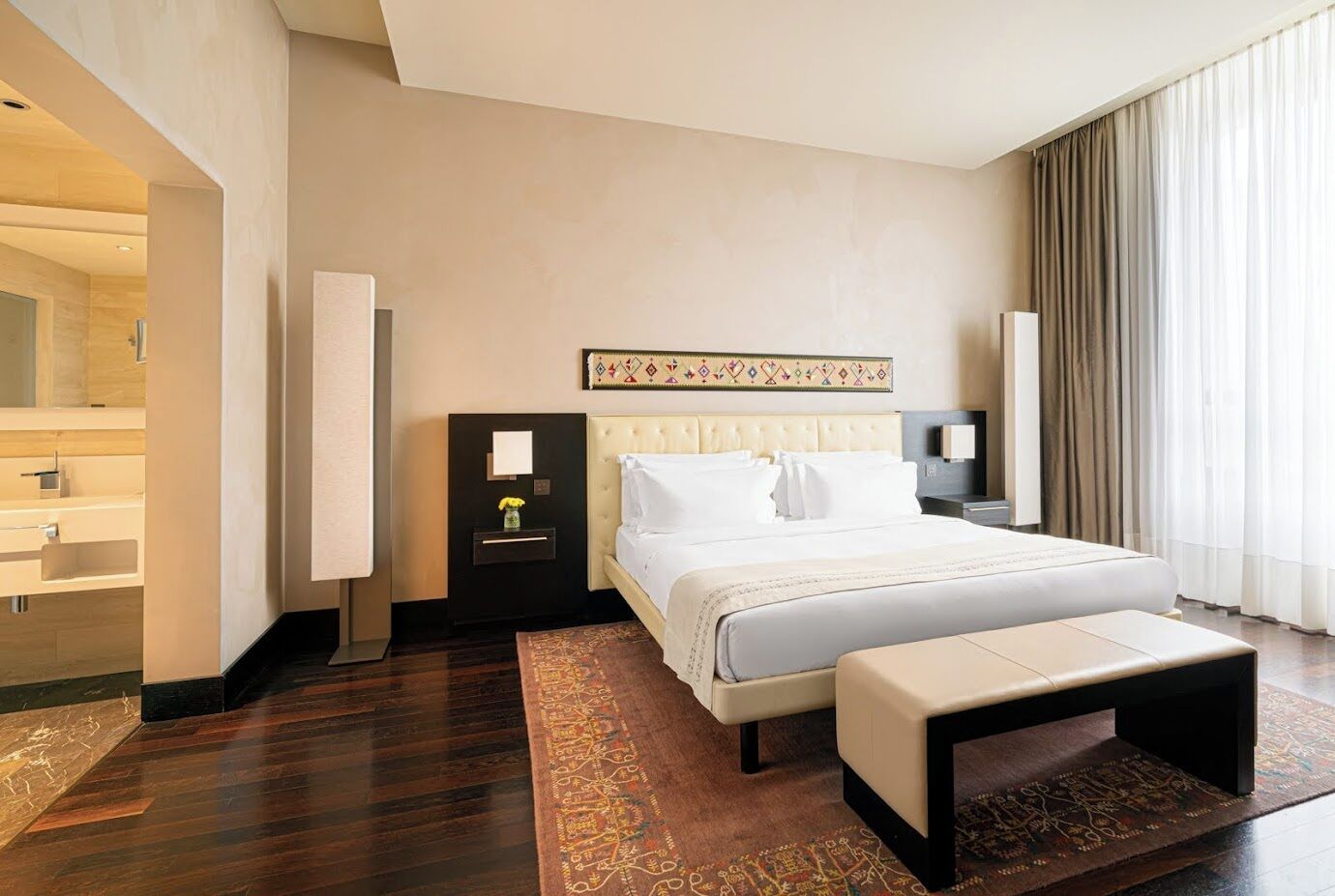 Signature-sviitti | Ylelliset vuodevaatteet, minibaari, tallelokero huoneessa, työpöytä