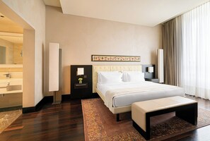 Signature-Suite | Hochwertige Bettwaren, Minibar, Zimmersafe, Schreibtisch