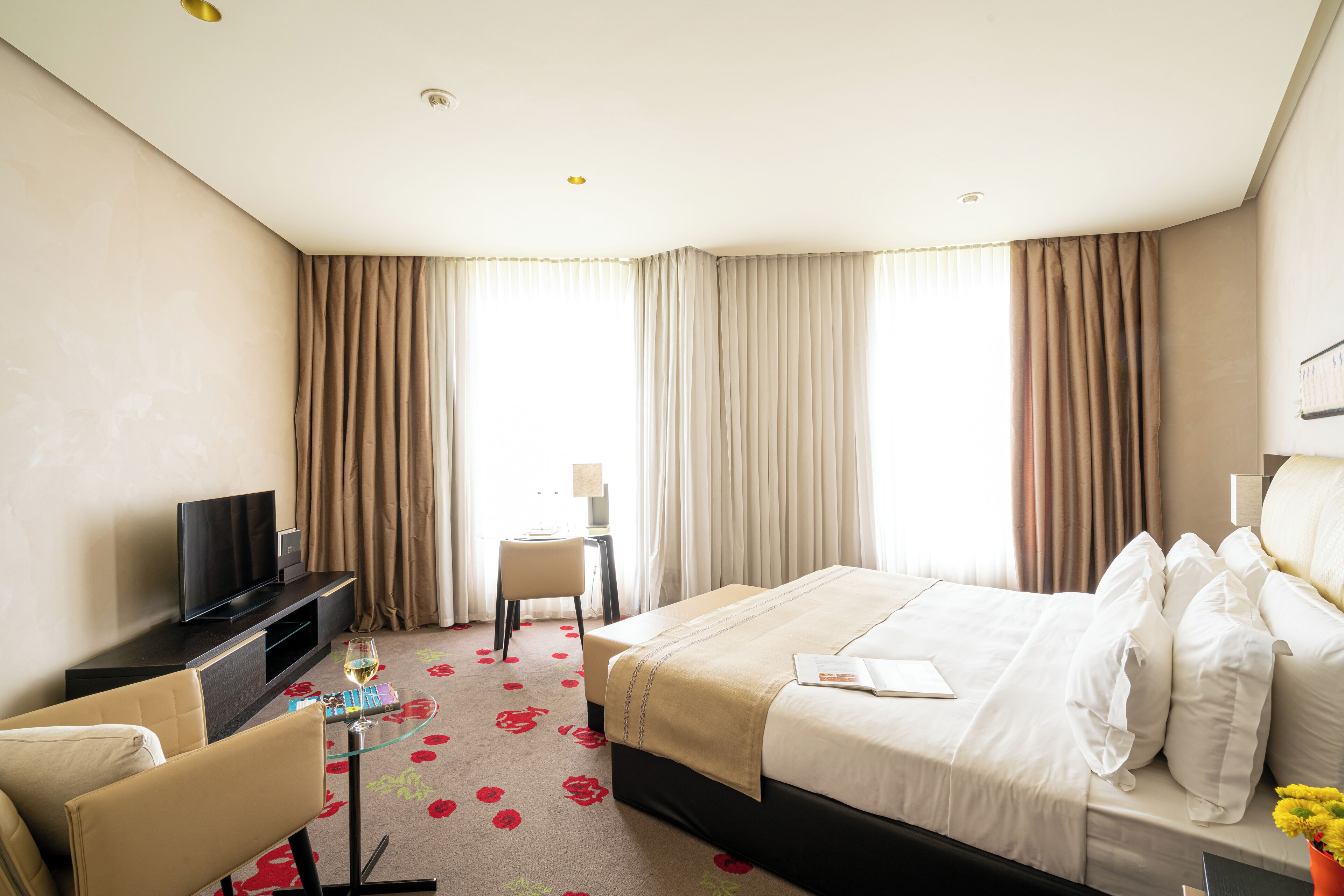 Quarto casal superior | Roupas de cama premium, frigobar, cofres nos quartos, escrivaninha