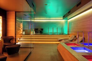 Behandelingskamers voor koppels, een bubbelbad, een stoombad