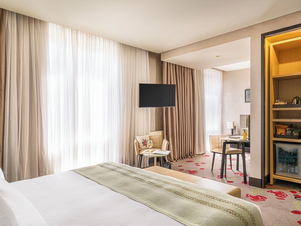 Superior tweepersoonskamer | Luxe beddengoed, een minibar, een kluis op de kamer, een bureau