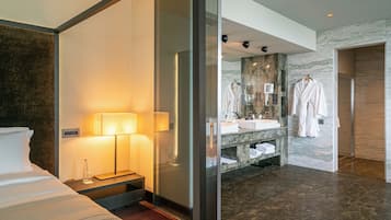 Presidential Suite | Bathroom | Combined shower/tub, free toiletries, hair dryer, slippers