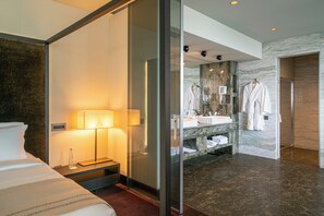 Presidential Suite | Bathroom | Combined shower/tub, free toiletries, hair dryer, bathrobes - BERD'S Hotel (Chișinău)
