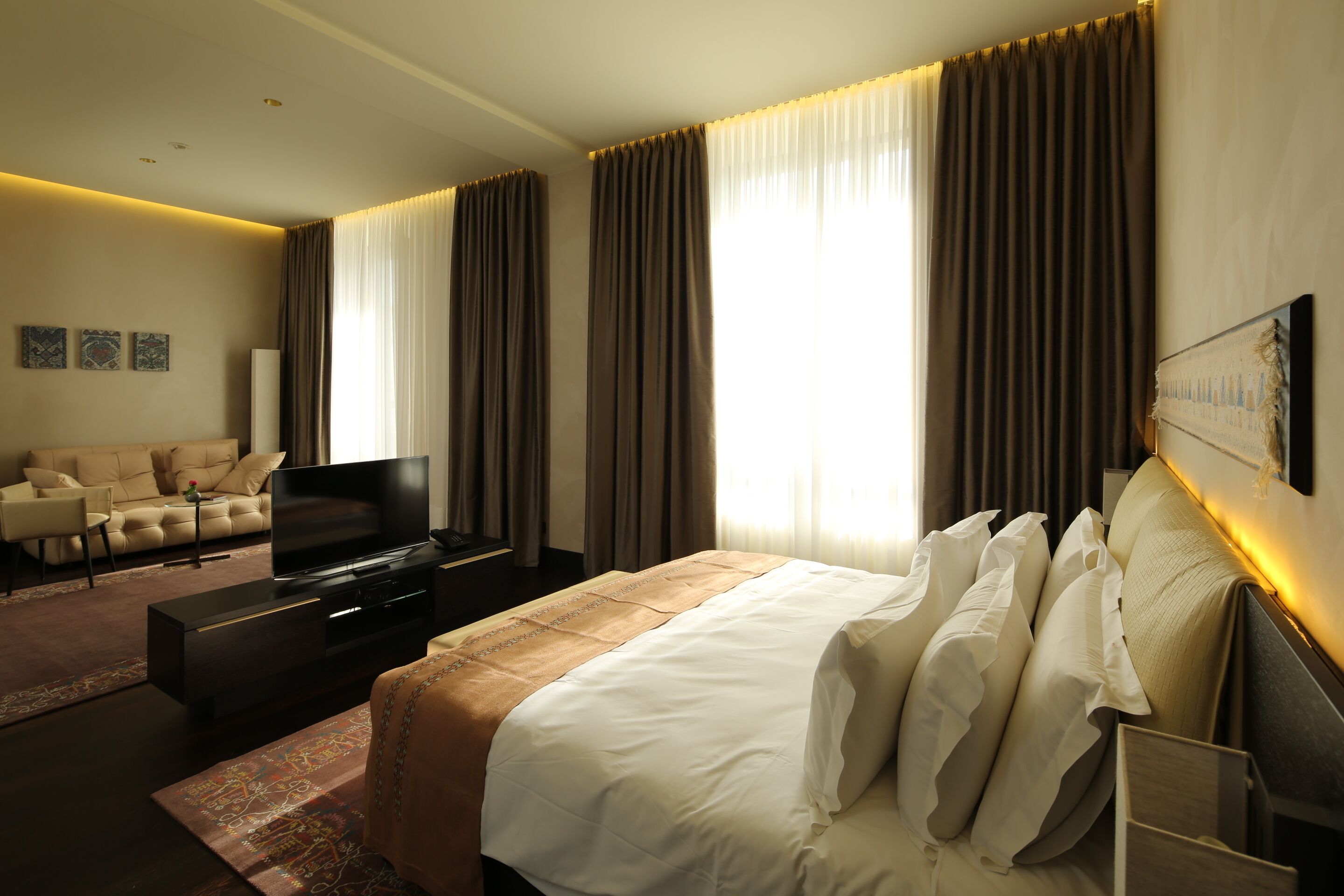 Luxe kamer | Luxe beddengoed, een minibar, een kluis op de kamer, een bureau