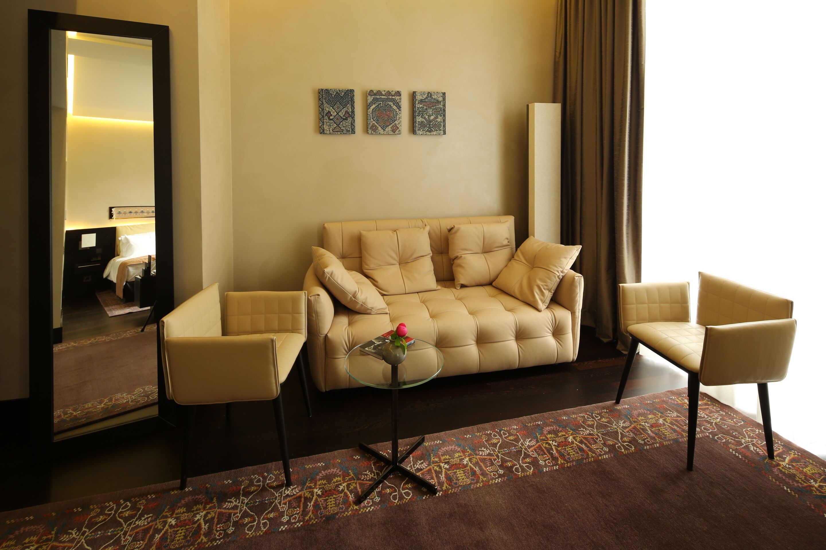 Luxe kamer | Woonruimte | Een 50-inch smart-tv met kabelzenders