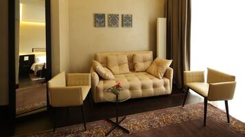 Luxe kamer | Woonruimte | Een 50-inch smart-tv met kabelzenders