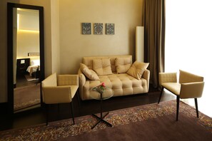 Luxe kamer | Woonruimte | Een 50-inch smart-tv met kabelzenders